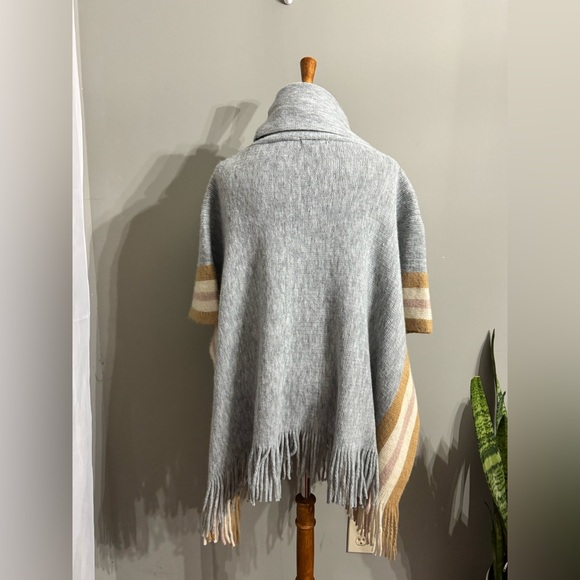 Steve Madden Soft Gray Knit Poncho - Picture 5 of 8